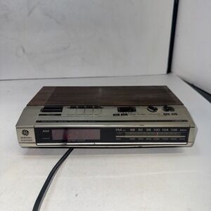 Vintage General Electric GE Digital Alarm Clock Radio Snooze Model 7-4634A